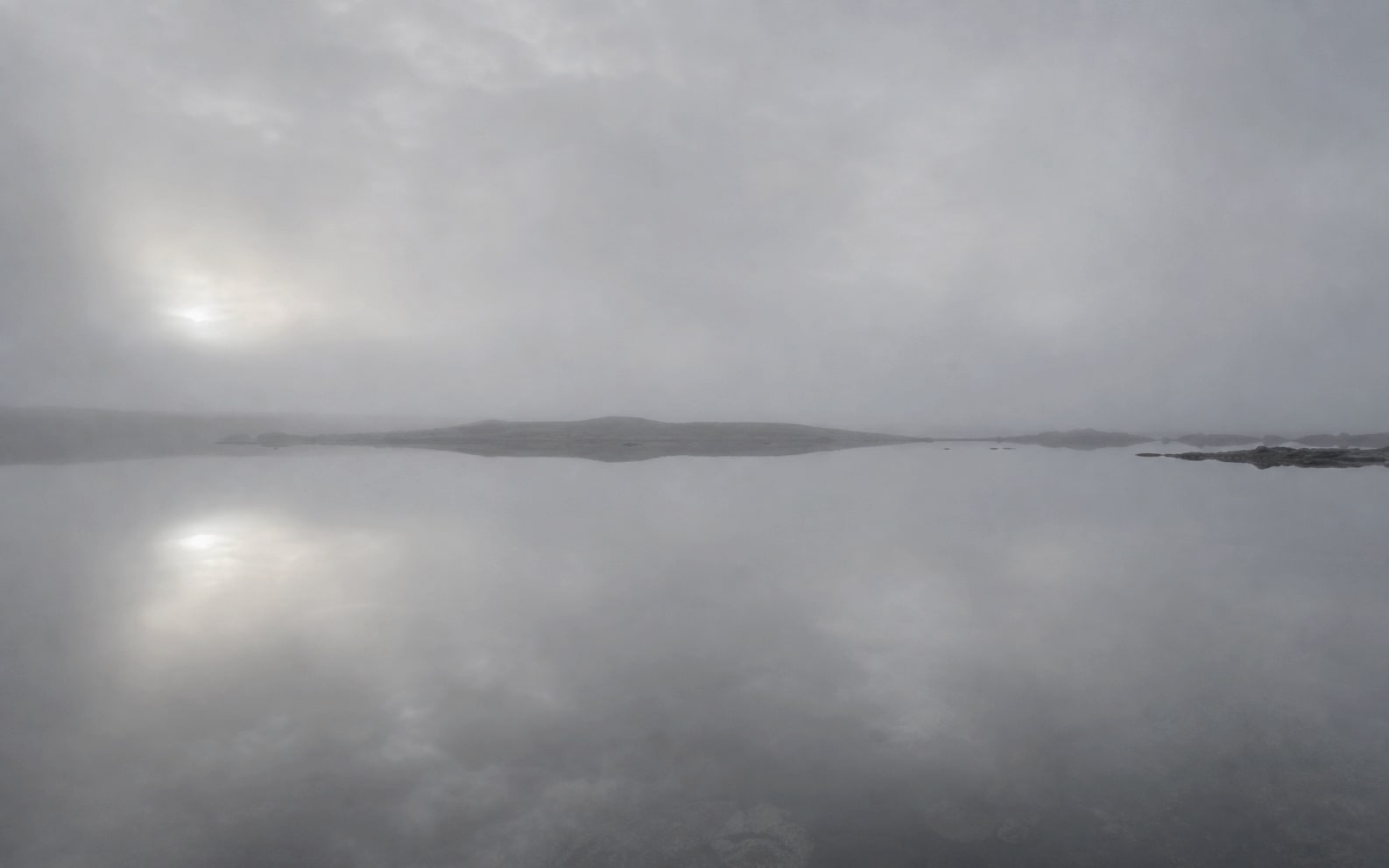 水面が空を映し、上下の境界が曖昧になった広い風景